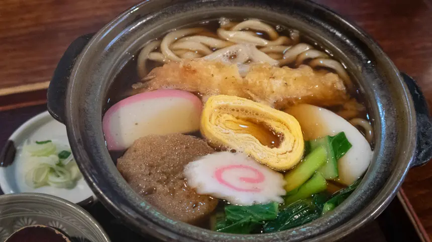 寒い日に恋しくなる…『大むら』の鍋焼きうどんが沁みる