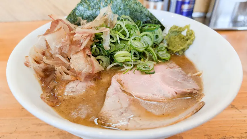 鶏白湯専門店が手がける、鯖と鰹が織りなす魚介香る贅沢な一杯