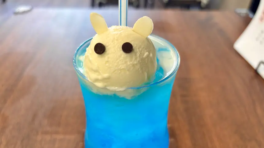 ネコ？ウサギ？かわいいクリームソーダが話題！『3052cafe』オープン