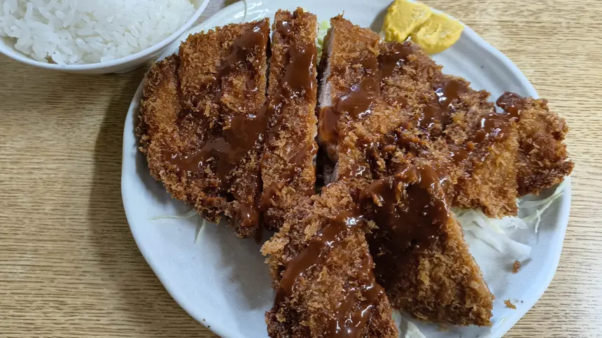 これで800円の衝撃！八王子の昭和レトロな老舗とんかつ店で『特大